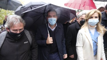 Πρόοδος: Ο Τσίπρας έμαθε να κρατά μόνος του την ομπρέλα!