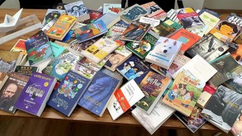 Το Μαξίμου έστειλε βιβλία λογοτεχνίας στην Τήνο για τους νέους του νησιού-Το “ευχαριστώ” του δημάρχου