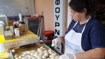 Γιορτάζει τον Άγιο Σπυρίδωνα η Κέρκυρα – Μοσχομύρισαν οι «τηγανίτες του Αγιού»