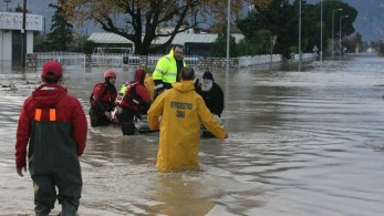 «Φούσκωσε» ο Σπέρχειος και «μπήκε» σε σπίτια – Απεγκλωβίζουν κατοίκους με βάρκες