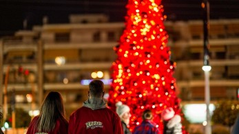 Χριστουγεννιάτικα κλικ κάτω από το κατακόκκινο δέντρο του ΣΚΡΑΤΣ στο Γαλάτσι-Εορταστικό χρώμα στην πλατεία Μανδηλαρά