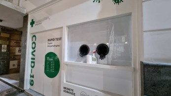 Πατέντα φαρμακοποιού για ανέπαφο και ασφαλές rapid test μέσα από τζάμι (vid)