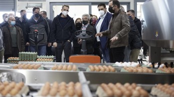 Στα Μέγαρα ο πρωθυπουργός: Στήριξη στους παραγωγούς όσο διαρκέσει η ενεργειακή κρίση