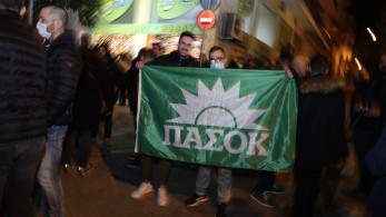 Η επιστροφή του ΠΑΣΟΚ σκοντάφτει στα χρέη