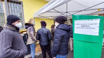 Ιταλία: H χορήγηση της τρίτης δόσης εμβολίου επεκτείνεται και στους νέους 16 και 17 ετών