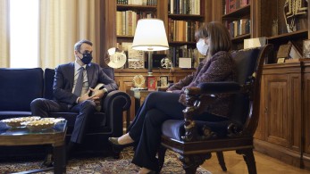 Για την πανδημία ενημέρωσε την ΠτΔ ο πρωθυπουργός: Αναμένουμε τις υποδείξεις των ειδικών