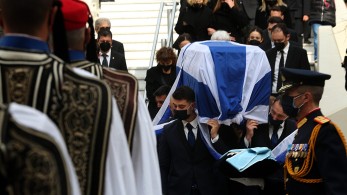 Ηταν όλοι εκεί για το ύστατο χαίρε στον Κάρολο Παπούλια (pics) Ηταν όλοι εκεί για το ύστατο χαίρε στον Κάρολο Παπούλια (pics)