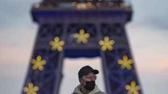 H Omicron σαρώνει τη Γαλλία: 300.000 νέα κρούσματα – 2.000 εισαγωγές στα νοσοκομεία