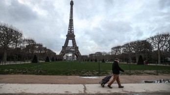 Σαρώνει η Omicron τη Γαλλία: Νέο ρεκόρ 332.000 κρουσμάτων