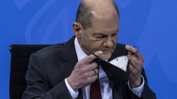 Γερμανία: Ο υποχρεωτικός εμβολιασμός σκοντάφτει στο πολιτικό κόστος – Νίπτει τας χείρας του ο Σολτς