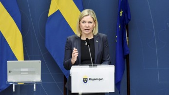 Κορωνοϊός: Σκληραίνει τα προληπτικά μέτρα η Σουηδία
