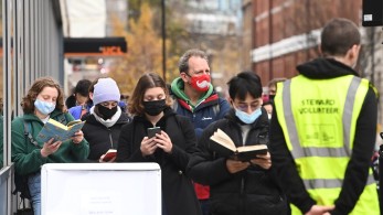 Βρετανία: Εμβολιασμοί και ανήμερα τα Χριστούγεννα