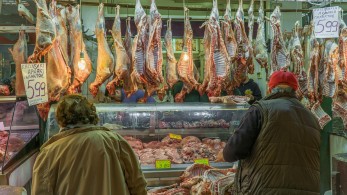 Θετικός στον κορωνοϊό κρεοπώλης εξυπηρετούσε πελάτες