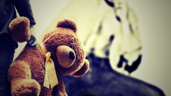 Αγωγή κατά του αντιεμβολιαστή συζύγου της: Στα δικαστήρια για την επιμέλεια των παιδιών της