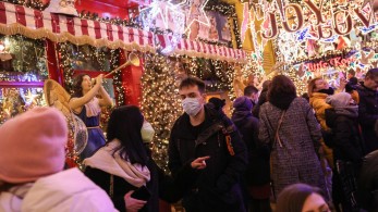 Omicron: Συνεδριάζει τη Δευτέρα η επιτροπή των ειδικών – Ποια μέτρα είναι στο τραπέζι