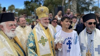 Αρχιεπίσκοπος Ελπιδοφόρος: «Ο σταυρός, η γέφυρα που μας δίνει τη δυνατότητα να πορευτούμε στους δρόμους της θυσιαστικής αγάπης»