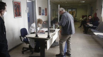 Κορωνοϊός: Στο 90% έφτασαν οι εμβολιασμένοι άνω των 60- Πρόστιμα από Δευτέρα για τους ανεμβολίαστους