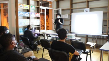 Προγραμματιστές πρόσφυγες διδάσκουν εθελοντικά πληροφορική