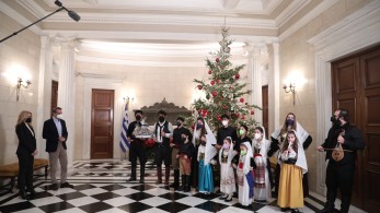 Κάλαντα και μαντινάδες στον πρωθυπουργό και τη σύζυγό του