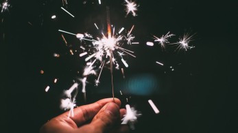 Σε ισχύ από το πρωί της Πέμπτης τα νέα μέτρα- Ρεβεγιόν χωρίς μουσική
