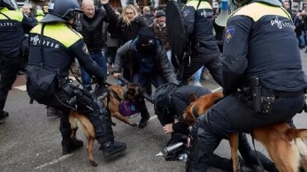 Ολλανδία: Τριάντα συλλήψεις, 4 τραυματισμοί αστυνομικών διαδήλωση αντιεμβολιαστών (vids)