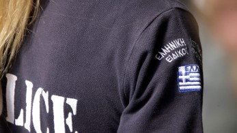 Βίντεο: άνδρας εισέβαλε στην παρέλαση στη Λάρισα με ματωμένη σημαία του Ισραήλ