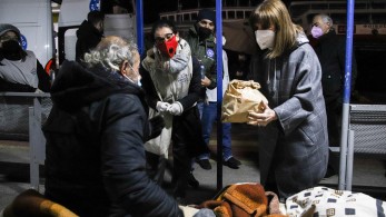 Φαγητό σε άστεγους στο λιμάνι του Πειραιά μοίρασε η Σακελλαροπούλου