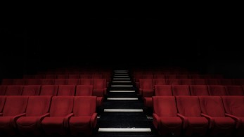 Στήριξη με 20 εκατ. ευρώ σε θέατρα, μουσικές σκηνές, κινηματογράφους για το έτος 2021