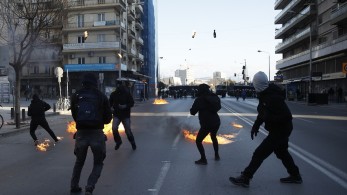 Θεσσαλονίκη: Δύο συλλήψεις και 30 προσαγωγές στα επεισόδια που προκάλεσαν αντιεξουσιαστές