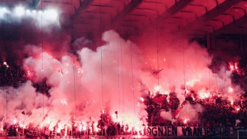 Όμικρον/Γήπεδα: Απειλές και χυδαιότητες από κάφρους της “Θύρας 7”