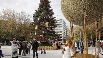 Εορταστικό ωράριο: πώς λειτουργούν τα καταστήματα σε Αθήνα, Πειραιά & Θεσσαλονίκη