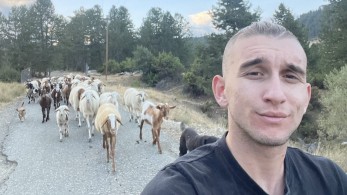 Γρεβενά: Ο νεαρός κτηνοτρόφος της Βασιλίτσας και η φάρμα με του με μαύρους χοίρους