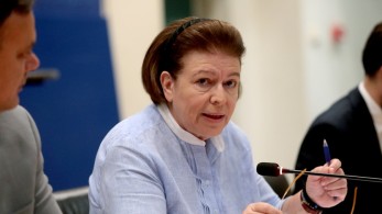 Μενδώνη κατά Αναγνωστοπούλου: Δυσφημεί κατά συρροή την Ελλάδα στο εξωτερικό