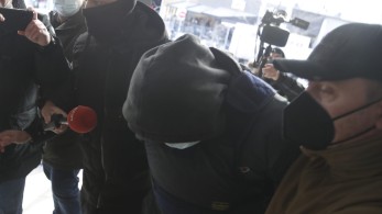 Στα Δικαστήρια ο 23χρονος δολοφόνος του Άλκη-Οργή και αποδοκιμασίες από τους συγκεντρωμένους