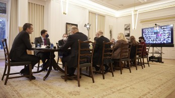 Σε ετήσια βάση η επικοινωνία του πρωθυπουργού με τους επικεφαλής πρεσβειών και αντιπροσωπειών