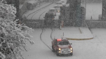 Ανέλαβε ο στρατός: Με λεωφορεία απομακρύνονται οι εγκλωβισμένοι από την Αττική Οδό