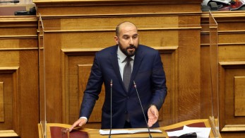 Ο θεσμικός κατήφορος του ΣΥΡΙΖΑ: Πήγε στη Βουλή «αγκαλιά» με τον (υπόδικο) Φουρθιώτη