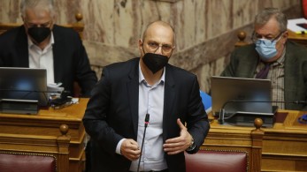 Οικονόμου κατά ΚΙΝΑΛ: Δεν μπορείς να κρατάς ίσες αποστάσεις από τον πολακισμό και τους κανόνες δημοκρατίας