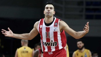 Basket League: Ο Σλούκας «βούτηξε» τη νίκη από την ΑΕΚ και τη χάρισε στον Ολυμπιακό