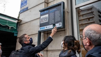 “Έξυπνες” ιστορικές πινακίδες σε δρόμους της Αθήνας “επανασυστήνουν” το Φιλελληνικό Κίνημα