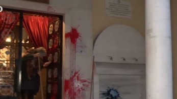 Πέταξαν μπογιές στην εκκλησία που λειτουργούσε ο ιερέας-κατηγορούμενος για βιασμό