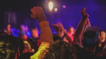 Συγκλονιστικές καταγγελίες για κύκλωμα που “ψαρεύει” κορίτσια και τα διοχετεύει σε πάρτι