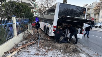 “Ανεξέλεγκτo” λεωφορείο του ΟΑΣΘ έπεσε πάνω σε όχημα και δέντρα