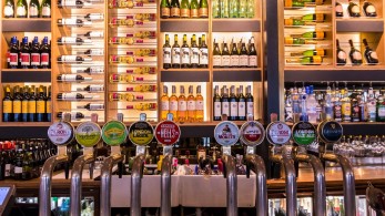Βρετανία: «Επνιξαν» την πανδημία στο… αλκοόλ