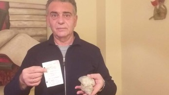 Βρήκε μέσα στο εικονοστάσι της μητέρας κρυμμένα κειμήλια 100 χρόνια από τη Μικρασιατική Καταστροφή