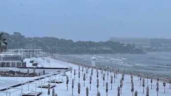 Το χιόνι κάλυψε την Αττική: Απίστευτες εικόνες