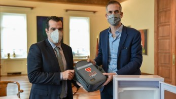 Παρέλαβε 18 απινιδωτές από τον Πλεύρη ο Μπακογιάννης