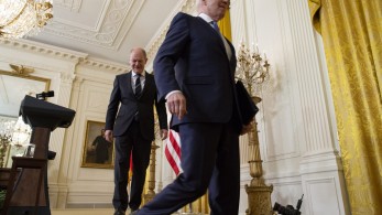 Ουκρανία: Κοινό μέτωπο Μπάιντεν-Σολτς-Σημάδια σύγκλισης στη συνάντηση Μακρόν με Πούτιν