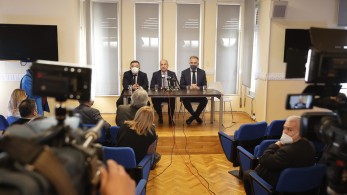 Οικονόμου: Μια φορά τον μήνα στη Θεσσαλονίκη η ενημέρωση των πολιτικών συντακτών