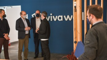 Χατζηδάκης στη Viva Wallet: Ενθαρρύνουμε τα μπόνους απόδοσης και τα stock options στον ιδιωτικό τομέα